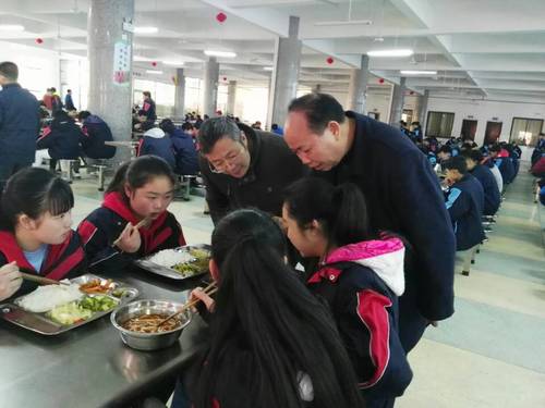 校长和书记询问学生生活