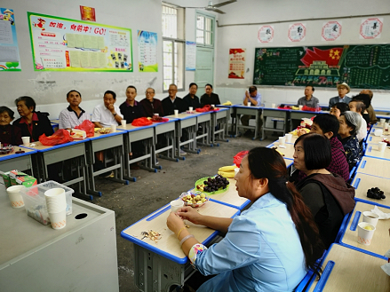 辰溪县城北小学举行"九九重阳节——尊老敬老"慰问老教师活动