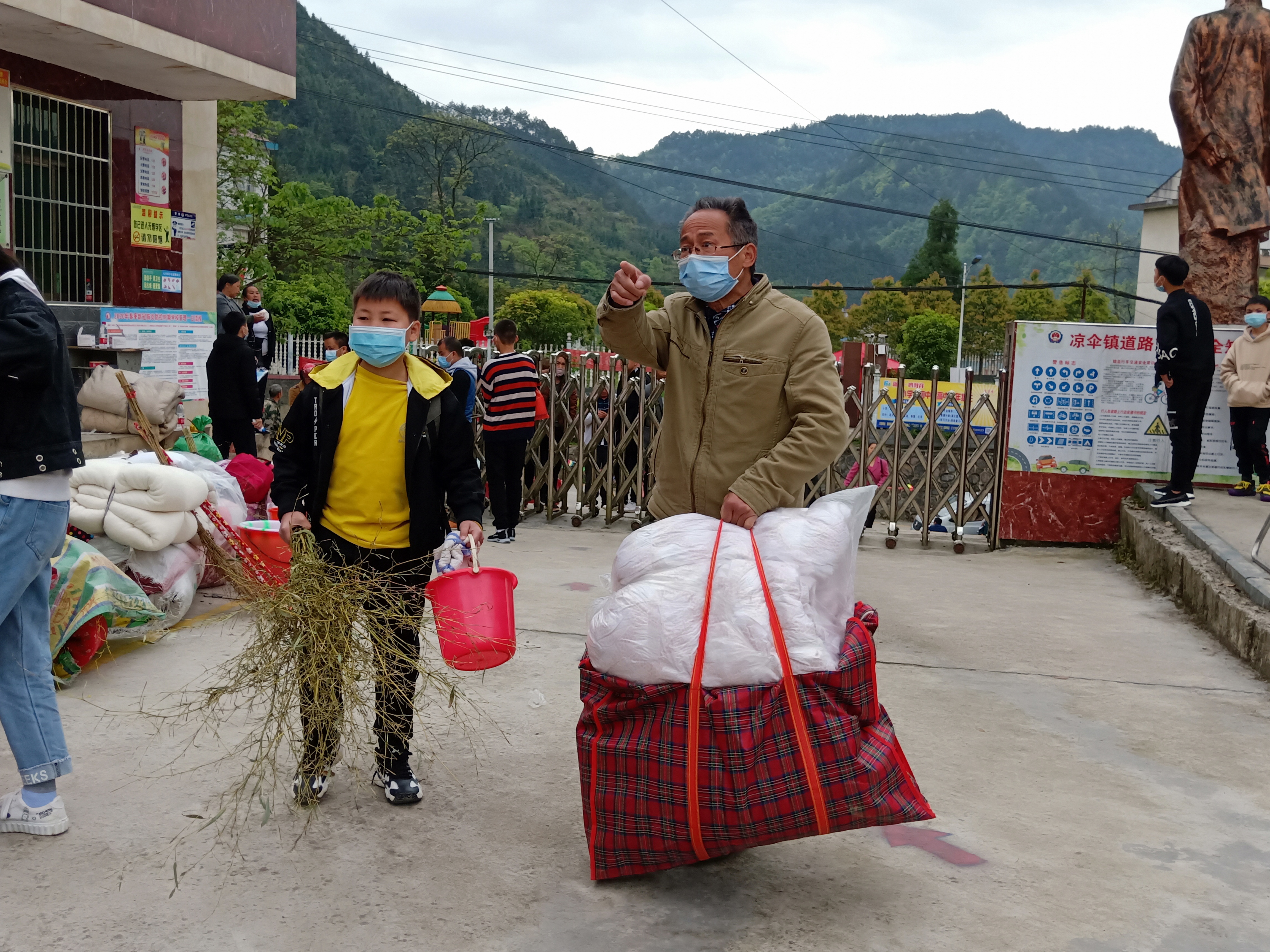 新晃凉伞中学党员志愿岗迎接学生返校