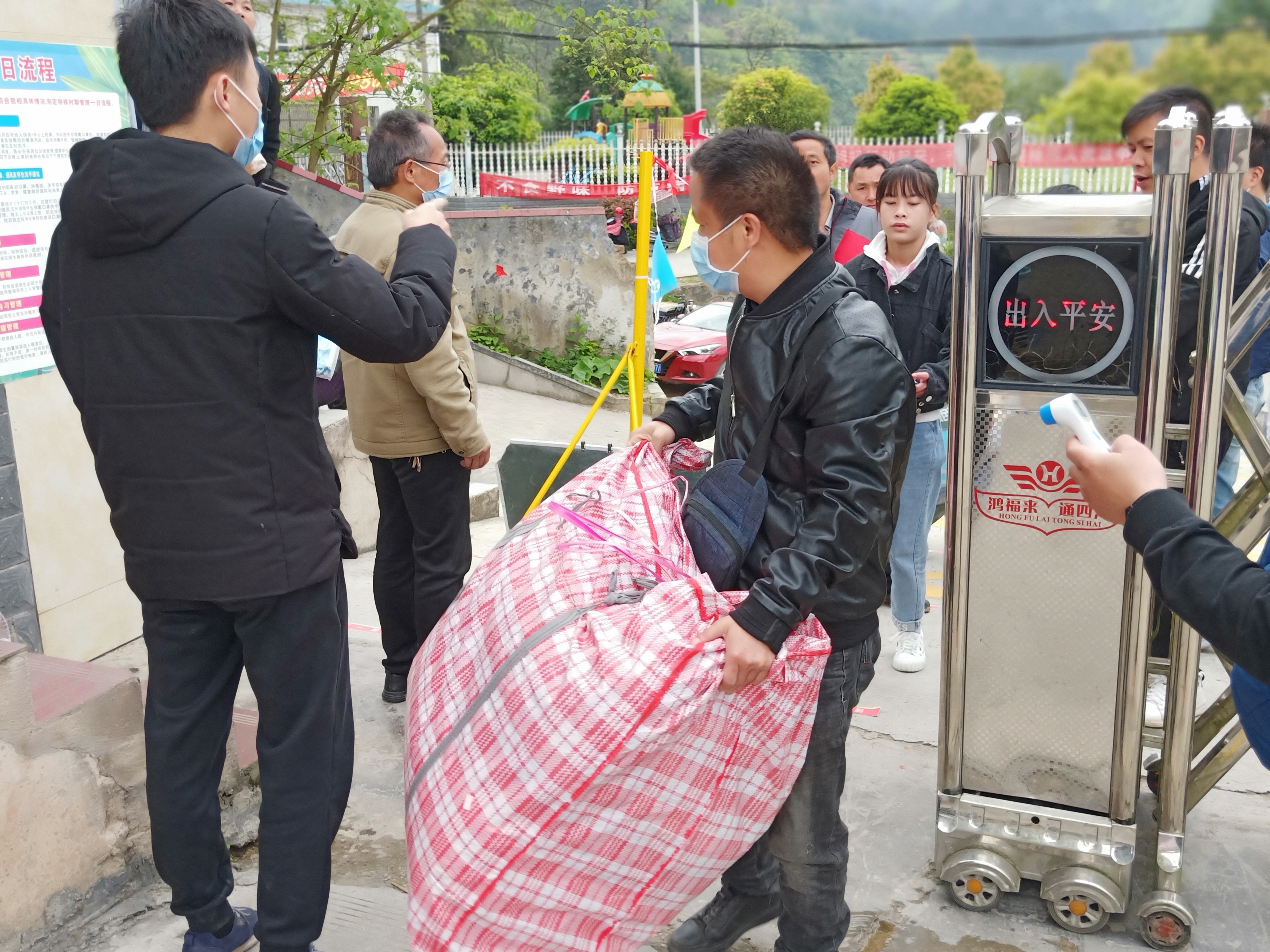 新晃凉伞中学党员志愿岗迎接学生返校