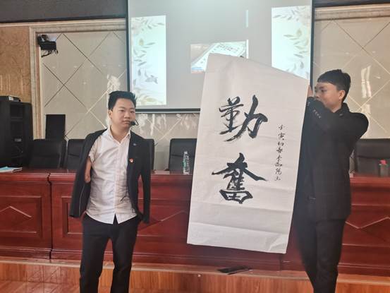 说明: D:\360极速浏览器下载\李向阳现场书写的书法作品.jpg