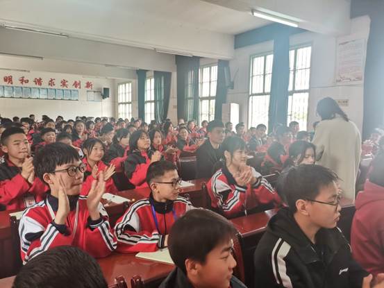 说明: D:\360极速浏览器下载\演讲现场发出阵阵掌声.jpg
