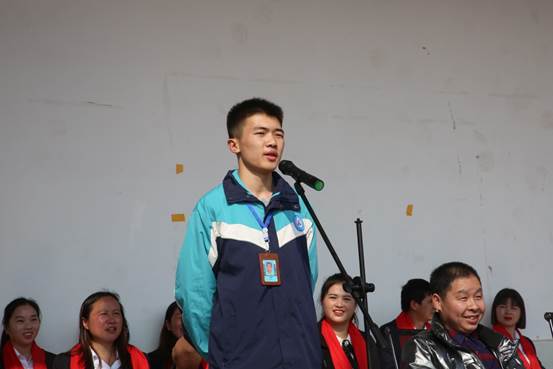 说明: D:\360极速浏览器下载\学生代表讲话.JPG 说明: D:\360极速浏览器下载\学生代表讲话.JPG