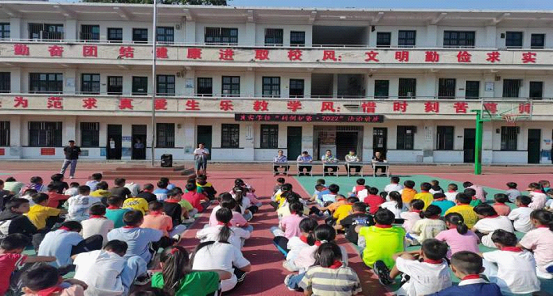 新晃县黄雷学校：“利剑护蕾”打造法制校园护盾