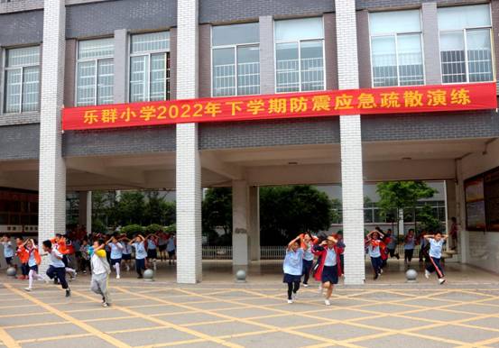 防震应急疏散演练2(吴顺全 摄) 防震应急疏散演练2(吴顺全 摄)