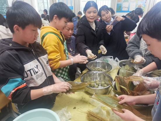 学生和家长一起包清明粑 (3)
