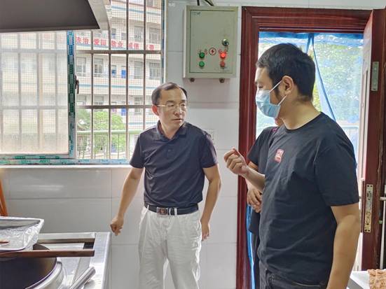 6.23 石总督学在人才学校检查燃气使用安全工作