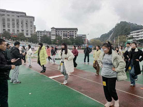 闭眼单脚站 闭眼单脚站