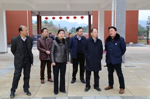 周德祥校长向杨部长介绍学校情况 周德祥校长向杨部长介绍学校情况