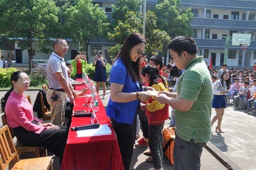 宏于小学校长袁彬为贫困学生发放助学金 宏于小学校长袁彬为贫困学生发放助学金
