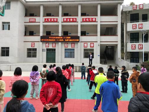 碧朗小学国旗下宣讲二十大(吴必江 摄影).jpg 碧朗小学国旗下宣讲二十大(吴必江 摄影).jpg